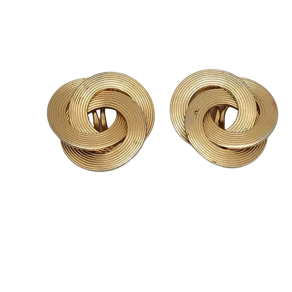 NAPIER RARE 1950s GOLDTONED TEXTURED INFINITY RING STYLE CLIP ON EARRINGS - Picture 2 of 4